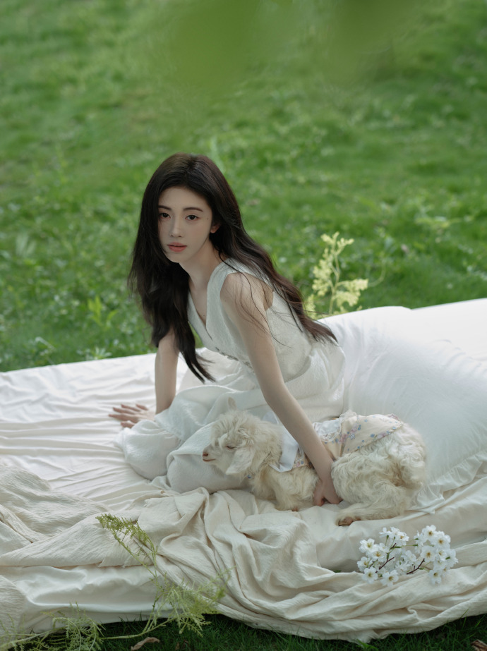 鞠婧祎穿蝴蝶裙仙气十足,气质清冷有韵味,与小羊羔同框超有爱