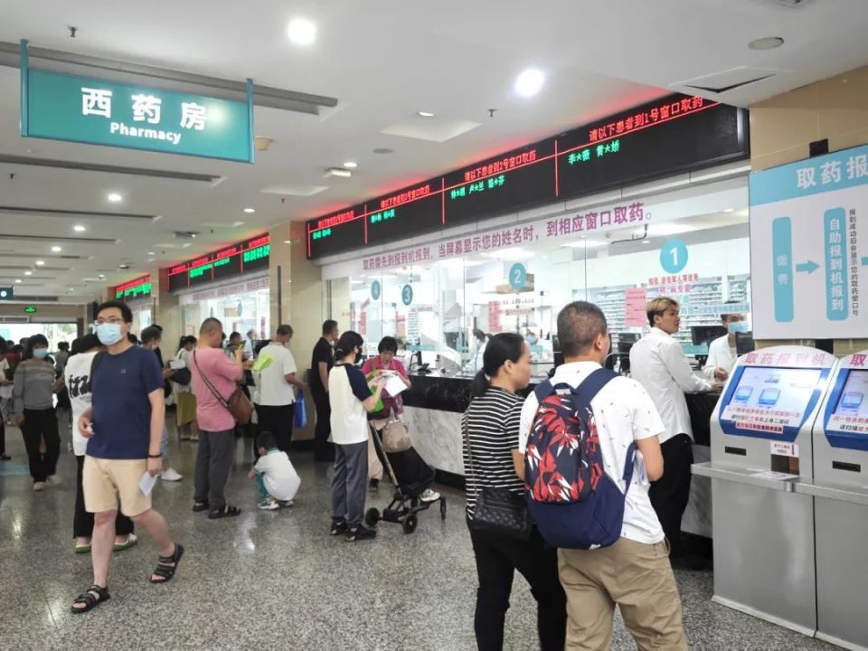 中药房位于①号楼1层后座,中药房取药不需要报到,当取药窗口的屏幕