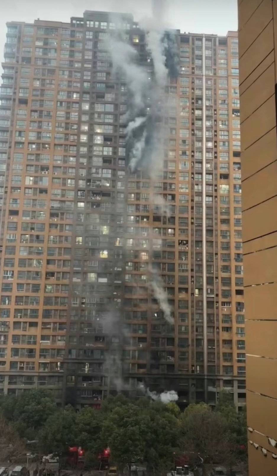 南京一高层小区凌晨发生火灾 官方通报:4人死亡_腾讯新闻