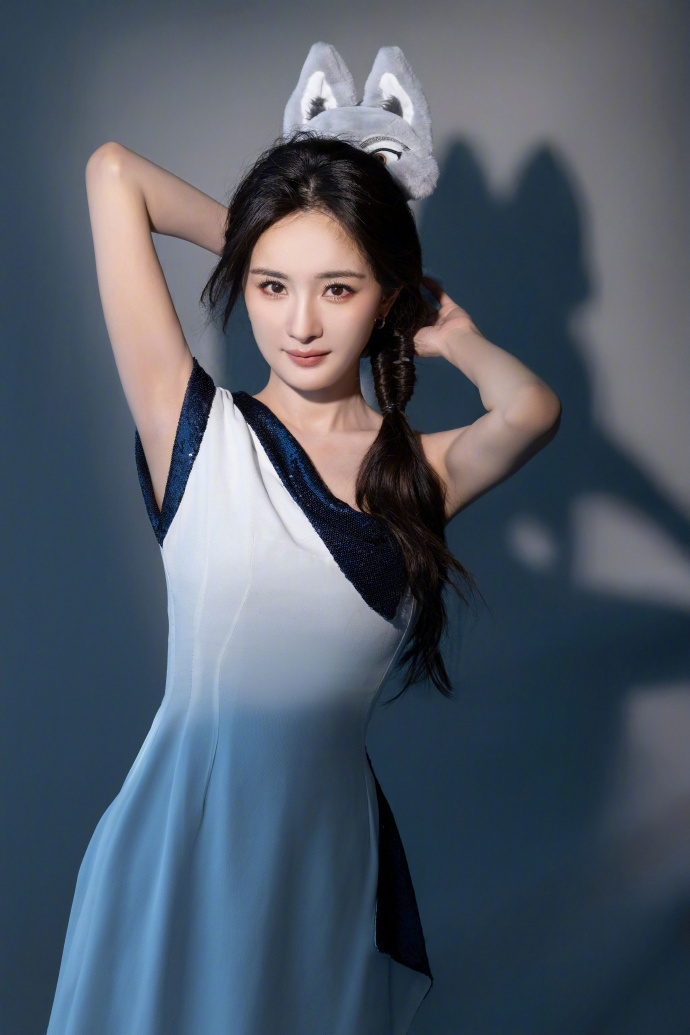 杨幂的高定背心,杨紫的小太妹写真,她俩和朱一龙一起翻车了_腾讯新闻