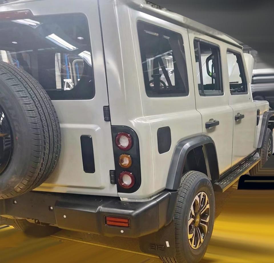 新款212实车:外观复古经典,内饰蜕变,侧开式尾门,自动挡_腾讯新闻