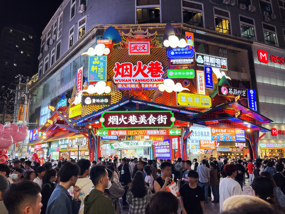 作为商业步行街,江汉路上自然云集着百年老店,潮流商场,网红地标