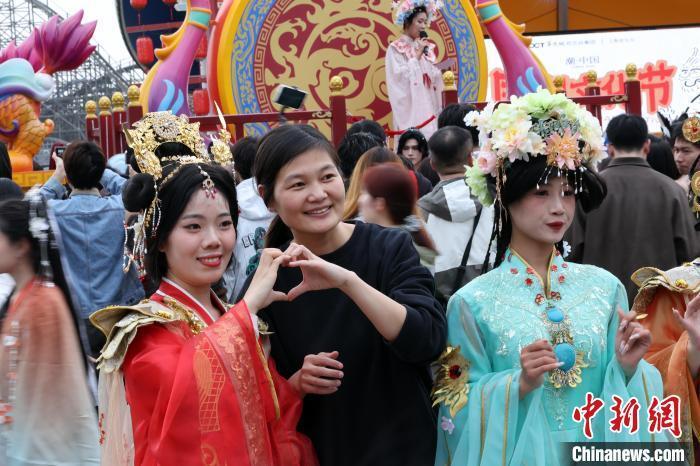 上海年轻人身着汉服感受国潮文化