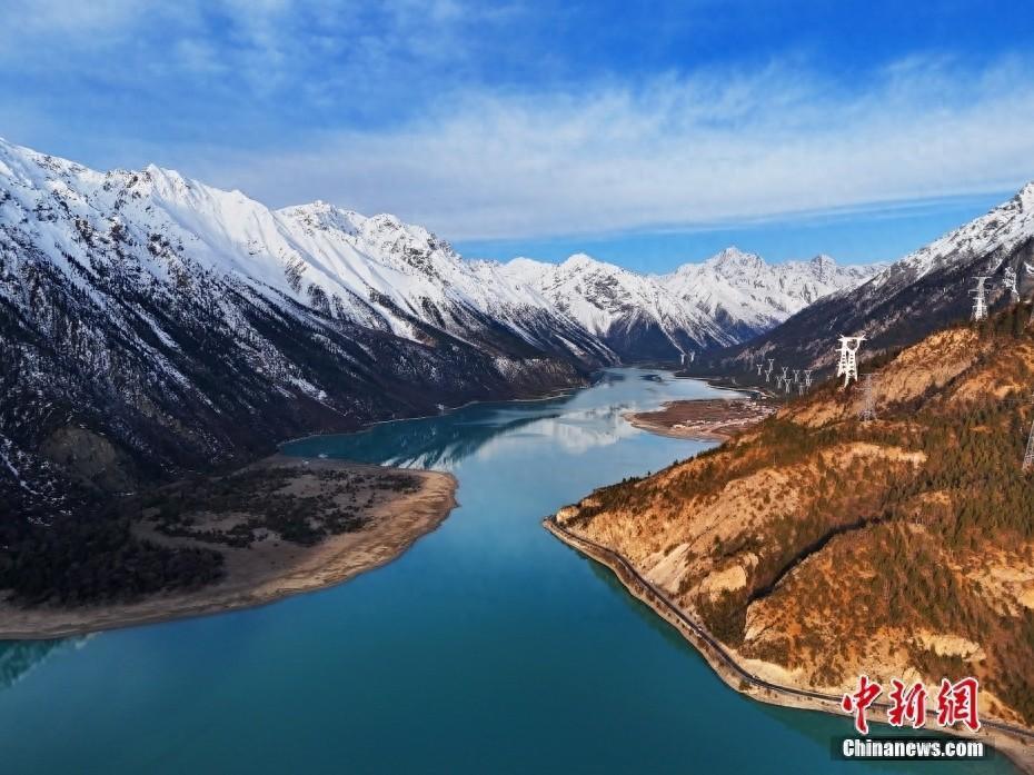 雪山环抱湖水如翠 西藏昌都然乌湖美景醉人