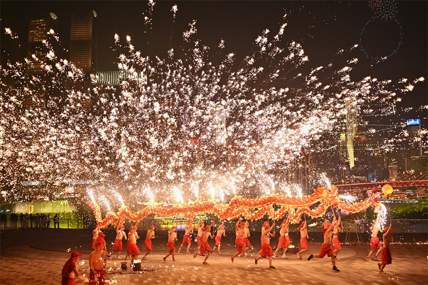 重庆:流光溢彩迎新年