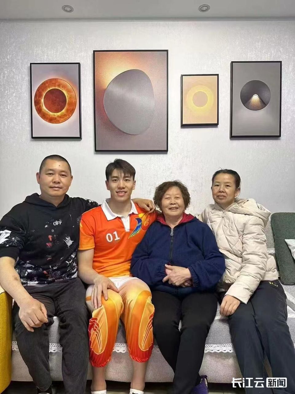 孙佳俊家人合影奶奶代仁美对孙佳俊感情很深,早在孙