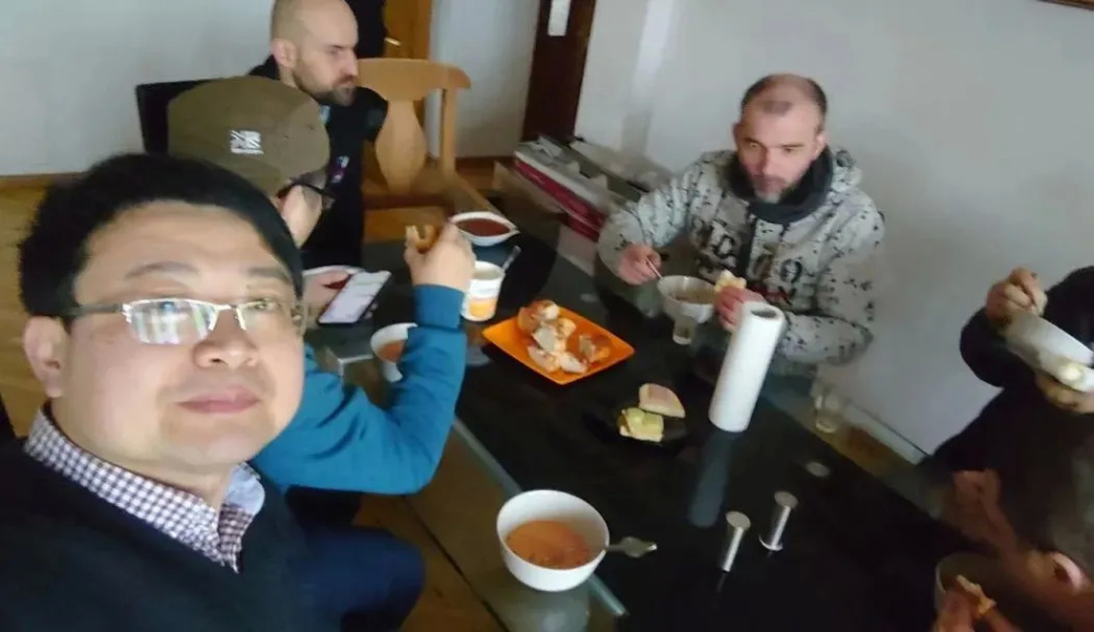 童錦程開啟戶外擺攤，邀請耀揚一起拍視頻，當眾大秀煎蛋技巧！大學生職業素養現狀