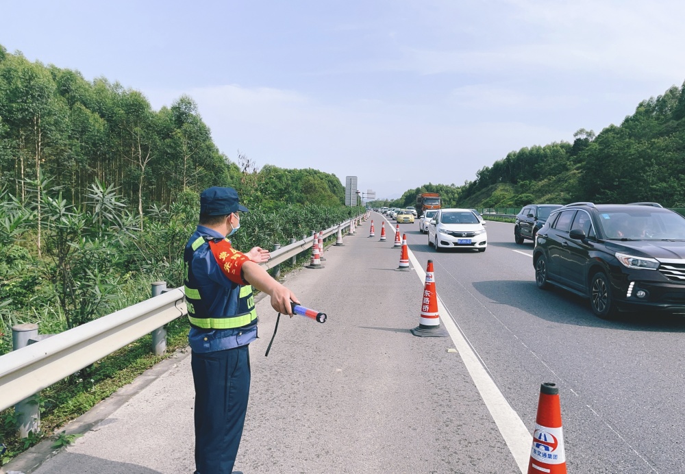 车辆故障"趴窝" 二广高速路政员热心相助转运司乘_腾讯新闻