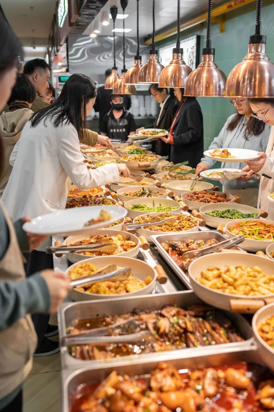 位于国贸5l饭店一层大厅里的美食小店聚集地【无限空间】,人称国贸大