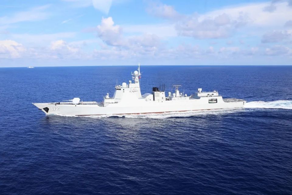 城市与战舰丨春城花香溢满海疆,这是属于昆明舰的独家浪漫