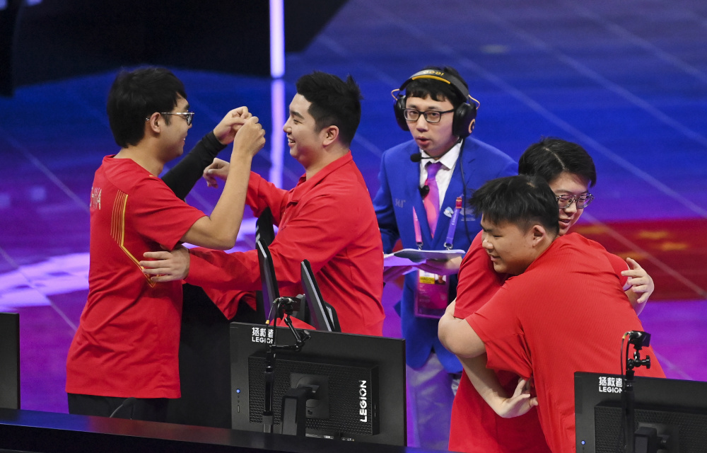 10月2日,中国队选手赵子星(左)与余亚军在赢得比赛后庆祝.