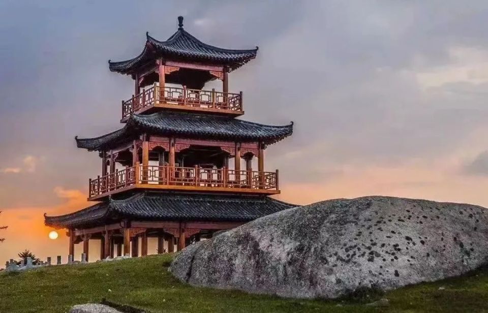 一边活动筋骨 出出汗一边欣赏白山的美景走出家门 爬爬山是户外运动的
