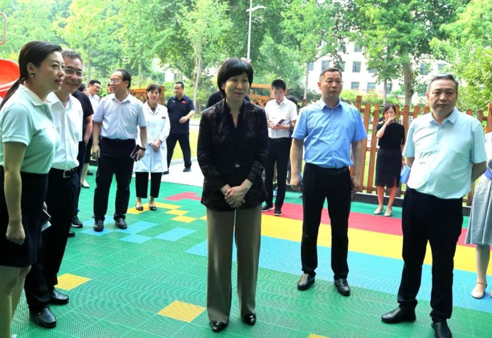 省卫健委党组副书记侯红调研郑州市托育服务工作