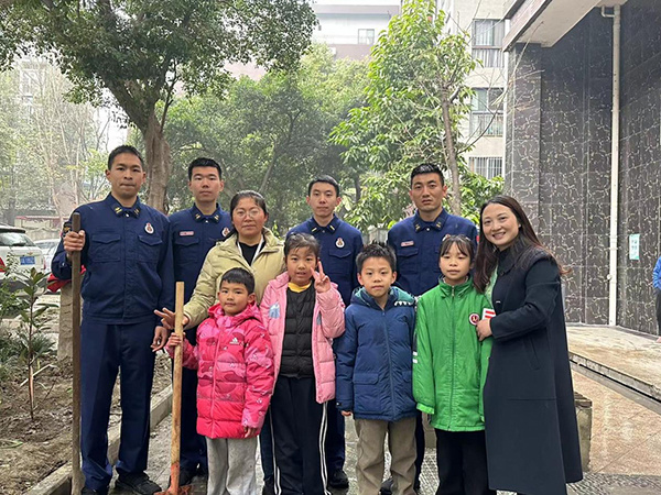 植树添绿时 郫都区实验学校"小手拉大手"开展植树活动_腾讯新闻