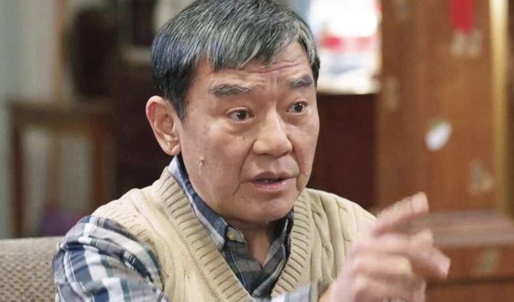 李立群小9岁老婆罕现身身形佝偻老人斑明显戴护具仍不忘干活