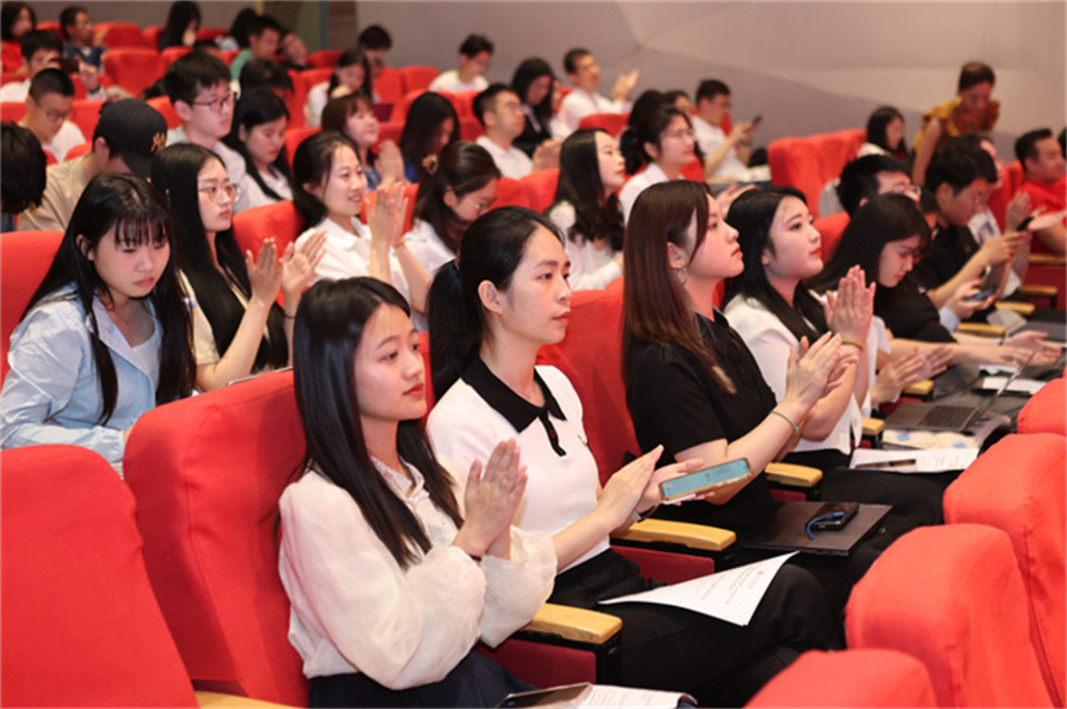 复旦大学博士生讲师团成员,硕士研究生郭小凡,从劳动者,劳动资料和