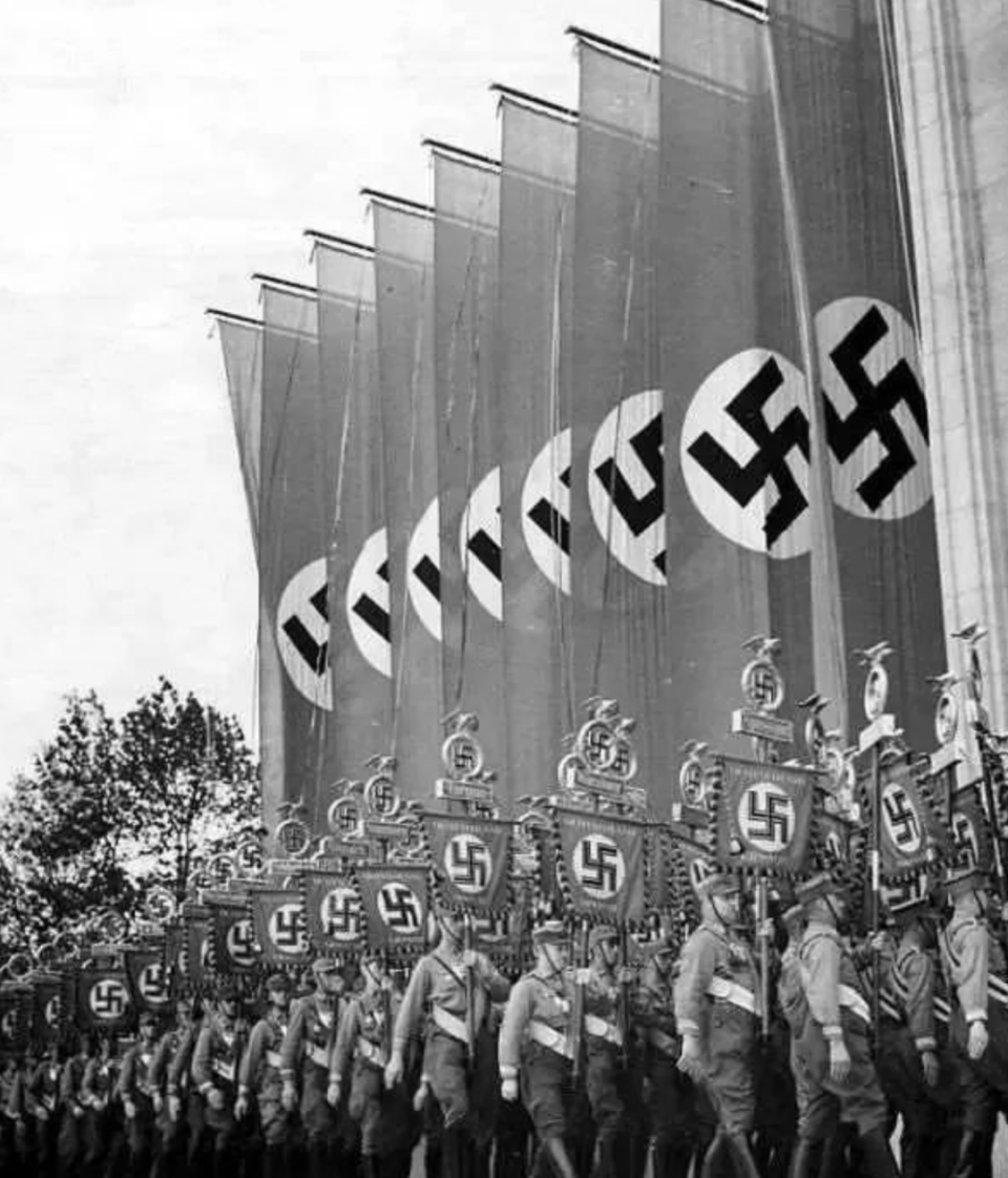 纳粹美学:为啥整齐划一,气势磅礴的集会表演就让德国人魔怔了?