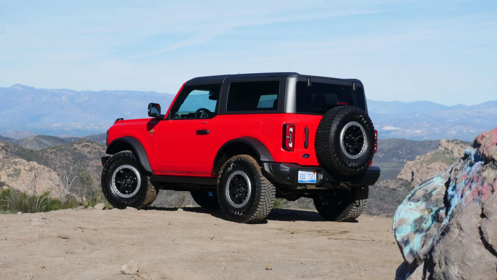 有效的减小了轴距,大幅度地增强了通过性,显示出更加纯粹的越野体验