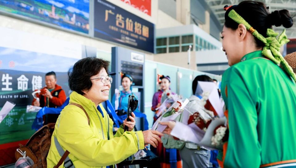 气象赋能 沪蒙联动——国内首个康养气象旅游包机飞抵内蒙古兴安盟 开创跨区域气象文旅康养产业融合发展新局_腾讯新闻