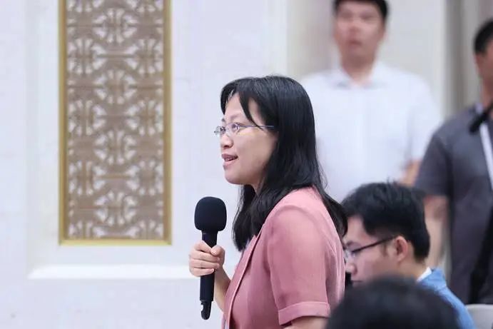 邢慧娜:我先介绍这些情况,我和我的同事们非常愿意回答各位的提问.