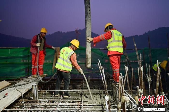 成達萬高鐵嘉陵江特大橋位於南充市順慶區搬罾街道和高坪區龍門街道間