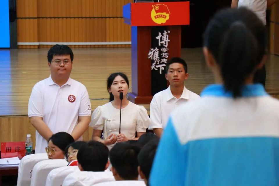 交流会上,六名高校学生代表轮流上场,将自身经历分享给绥阳的学子们