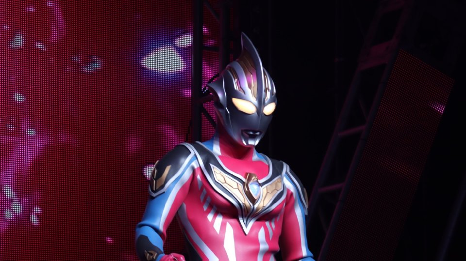 盖亚奥特曼ssv形态舞台剧写真后背造型突出一个花里胡哨