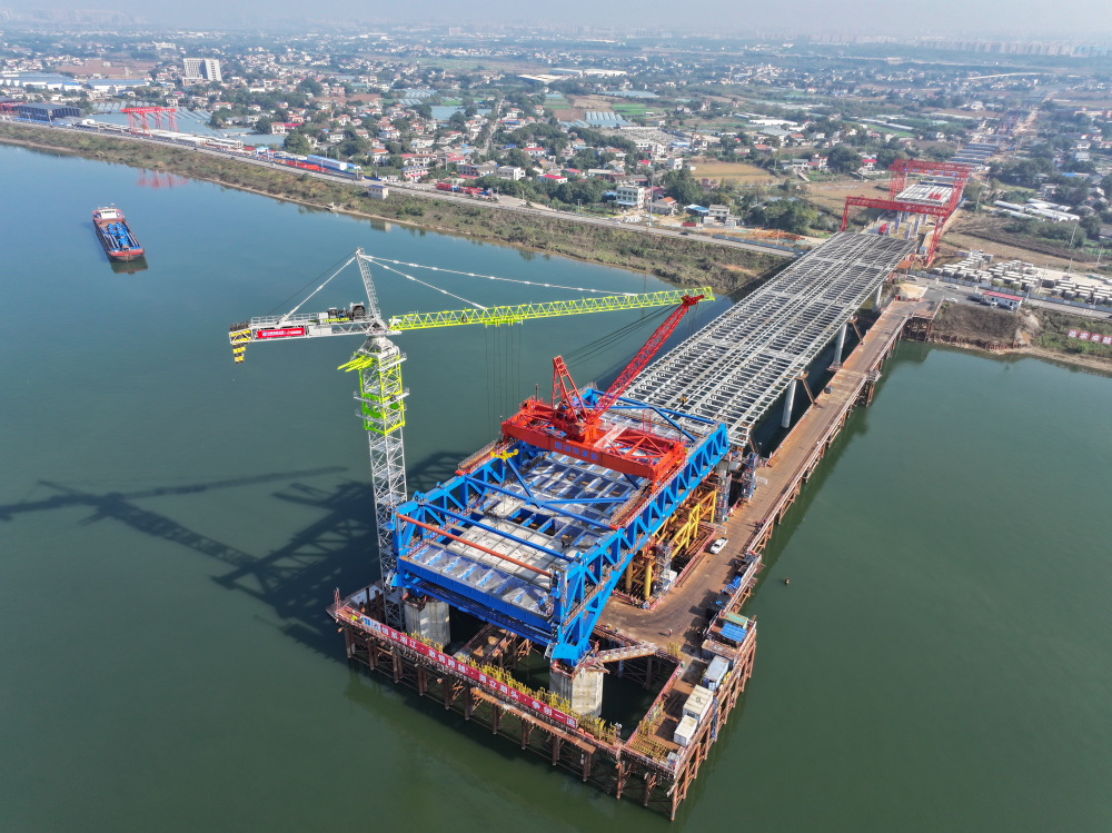 长沙暮坪湘江特大桥东西两岸涉水引桥顶推完成
