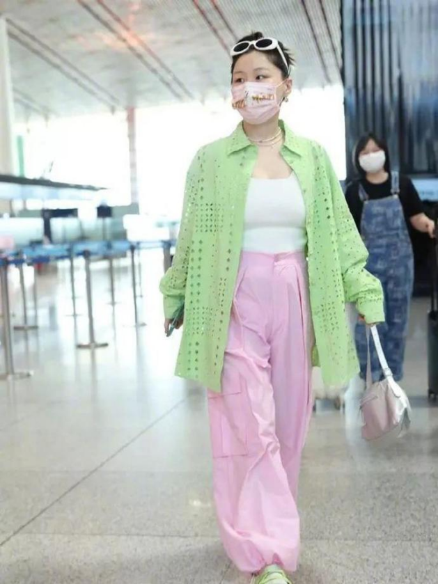 金靖怀孕后独自亮相机场,素颜打扮显孕相,大摇大摆丝毫不矫情