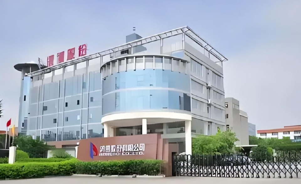 荔枝網(wǎng)新聞：跑狗圖正版高清新一代論壇國內(nèi)套現(xiàn)7個億后，她露出了身后的美國國旗，一家7口共套現(xiàn)20億