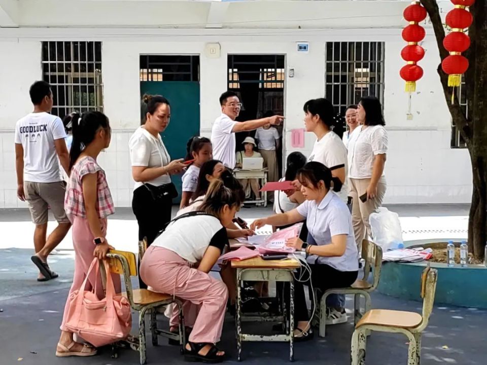 终于散去,九月悄然而至,融安县的各中小学迎来了新学期的学生报名大潮