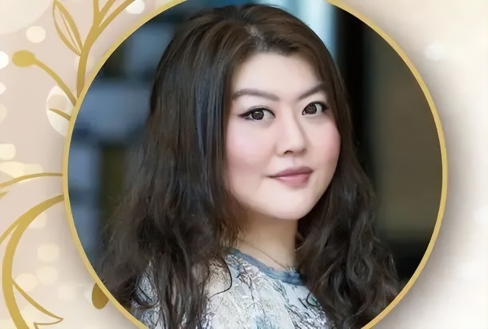 知乎訂閱：澳門跑狗376969cn向華強(qiáng)長女近照曝光，母親是丁佩，46歲仍未婚，身材豐腴不輸后媽