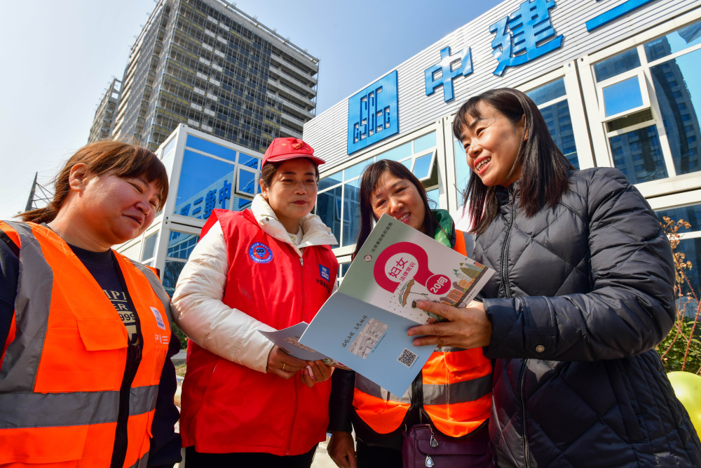 普法进工地 关爱女员工