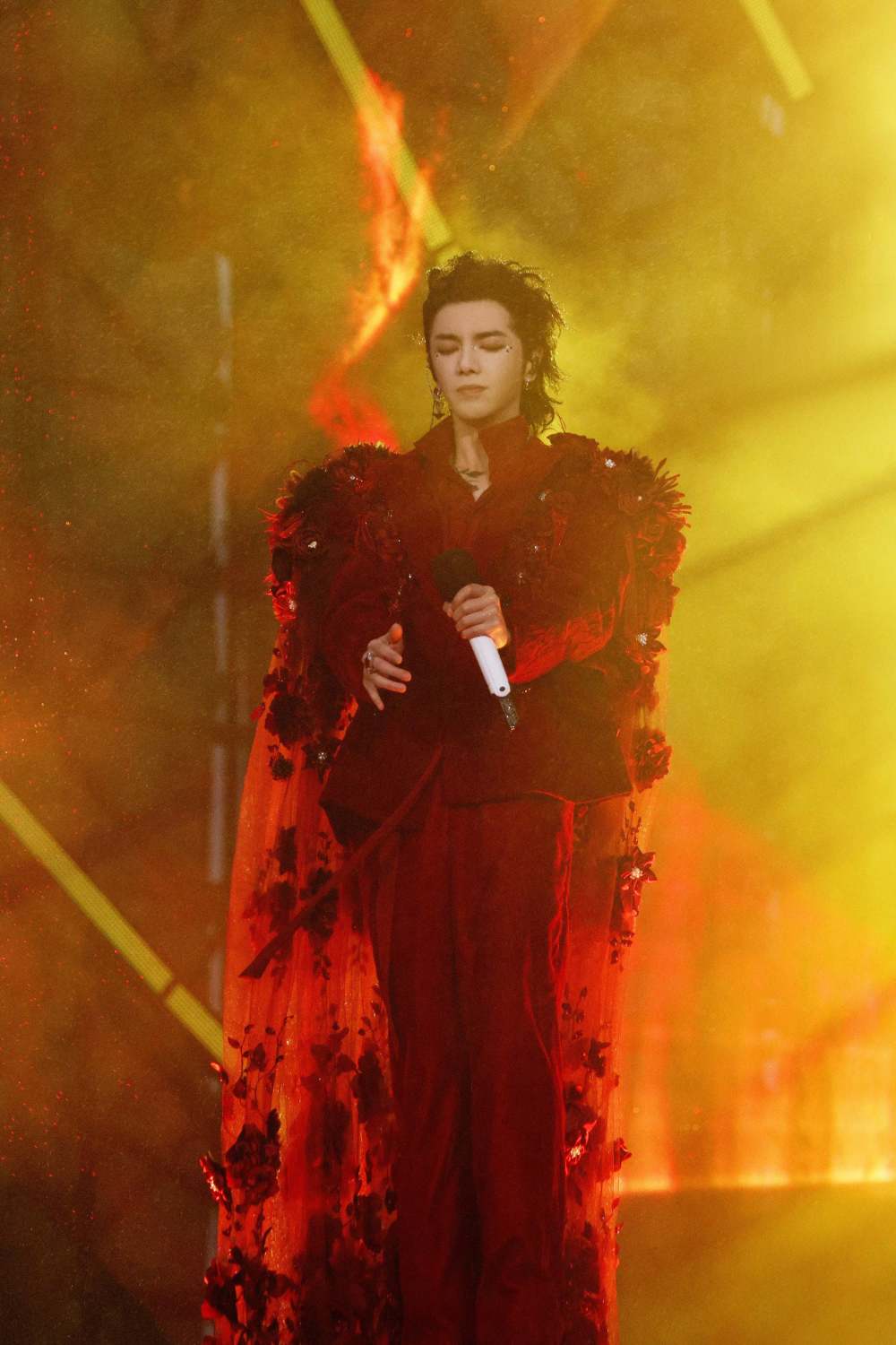 华晨宇长沙演唱会首日冒雨开唱 一身红衣回到"梦开始的地方"_腾讯新闻