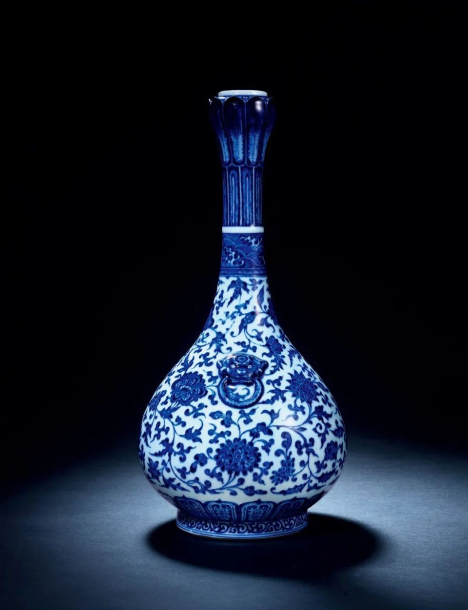 保利香港拍卖丨2023秋拍呈献——清雍正青花缠枝莲纹铺首耳长颈莲口瓶