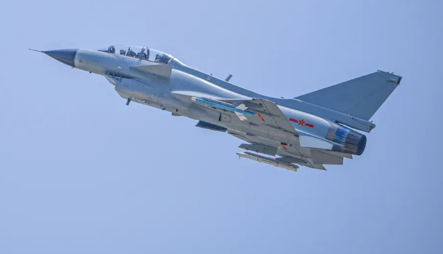 高清图来了24架歼15演练全甲板攻击我军舰载战斗机部队初具规模