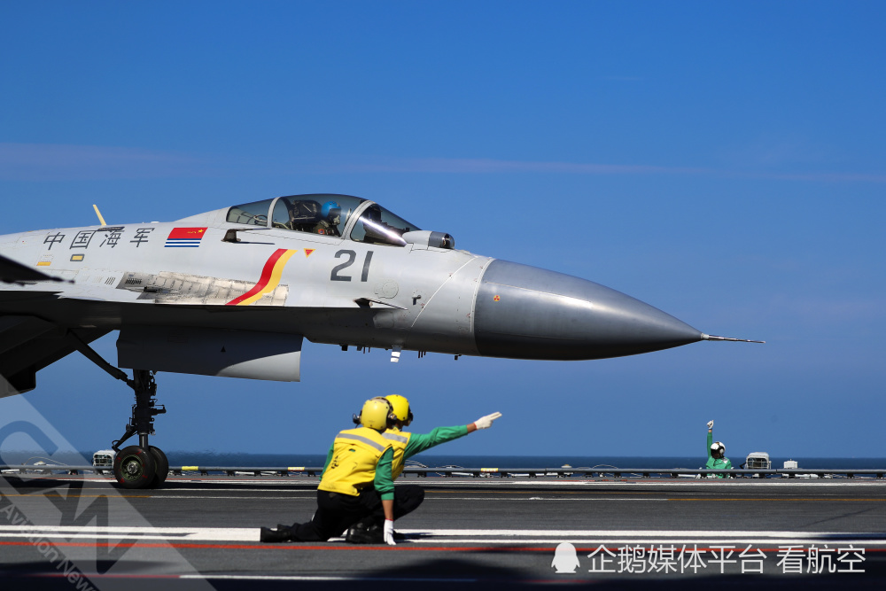 一组高清大图,一起回顾歼15战机首飞14周年.-腾讯新闻