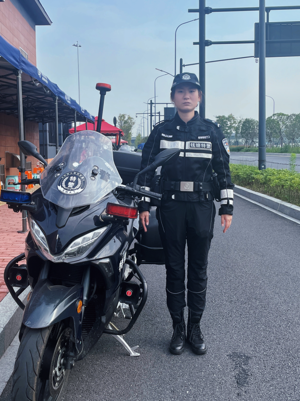 高考首日,95后杭州女骑警一路狂飙