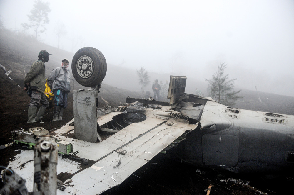 早安·世界|印尼空军两架飞机坠毁,机上4人全部遇难