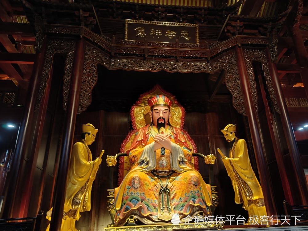 夜游南昌万寿宫,本为一家会馆,因供奉江西福主而兴起
