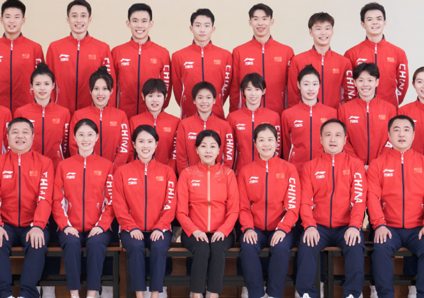 小可爱全红婵c位拍世锦赛全家福站领导周继红身后露大白牙假笑