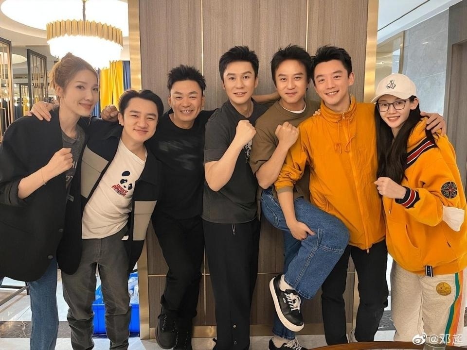 合照中,初代"跑男团"成员王宝强李晨王祖蓝郑恺出镜,摆出握拳造型