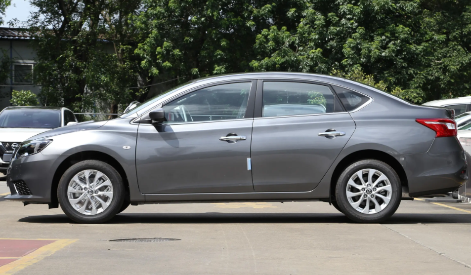 体验日产轩逸经典版,动力不足但够省,科技感不足但舒适