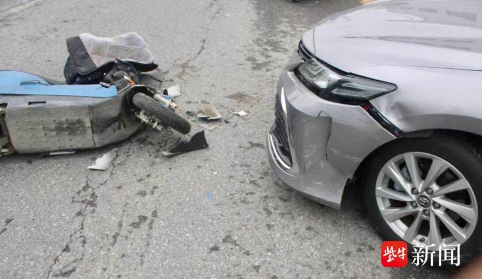 轿车撞电动车负全责安全头盔以破裂的代价保住了主人性命