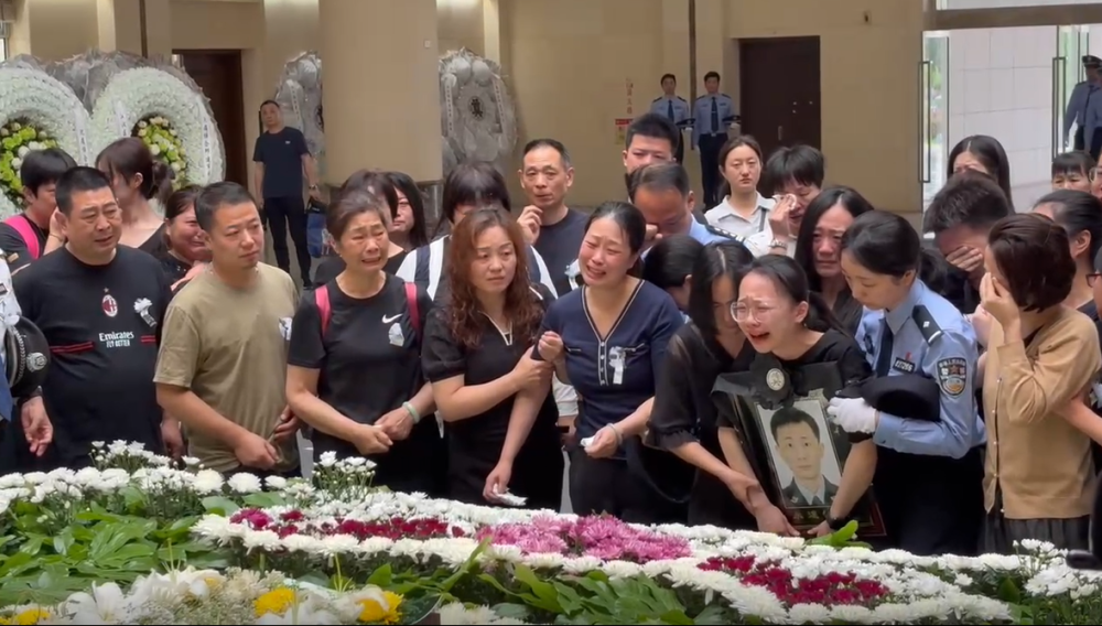 身中15刀,英勇牺牲民警邱建军遗体告别仪式举行:数百人含泪送别,女儿
