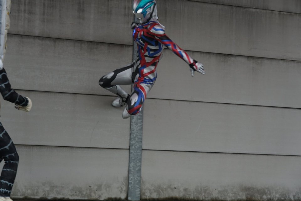 布莱泽奥特曼线下舞台剧皮套演员亲自示范如何发动必杀技和爬墙