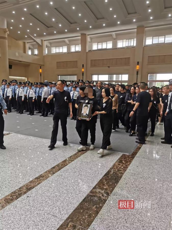 痛别英雄!武汉民警邱建军遗体告别仪式今日举行