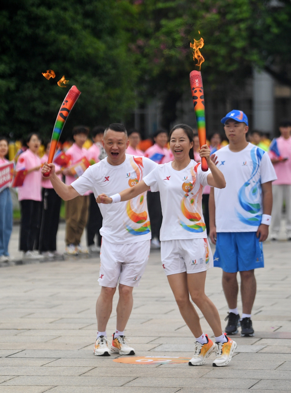 新华社记者 刘坤 摄7月14日,火炬手王丽萍在火炬传递中.