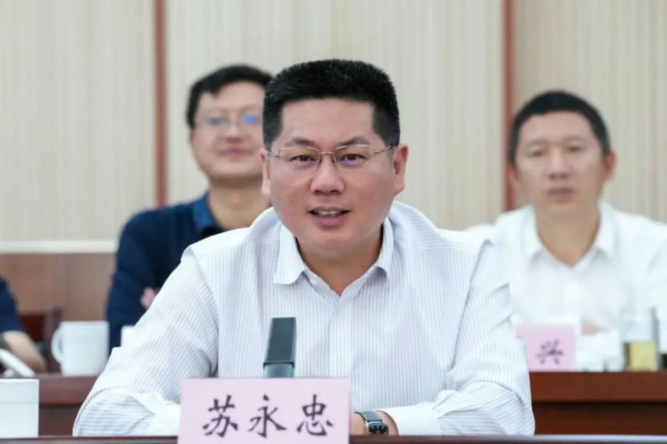 昭通市委书记苏永忠主持座谈会并讲话,迪庆州委书记罗朝峰讲话;昭通