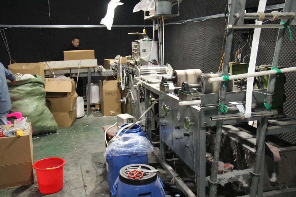 民警查获的制假窝点现场滤嘴棒生产线"物流地址不详,提货方式隐蔽